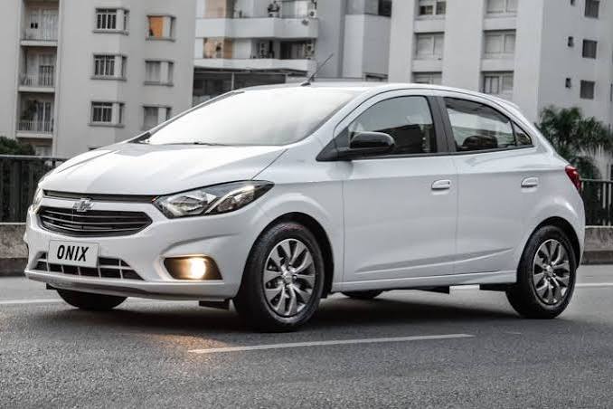Ilustração de um automóvel hatchback representando o Chevrolet Onix